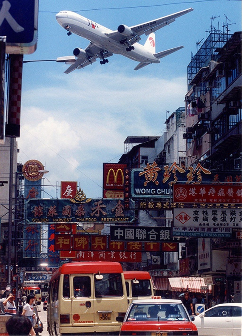 Planes coming in to land at the Kai Tak airport flew low over the buildings of Kowloon City. Photo: Birdy Chu Planes coming in to land at the Kai Tak airport flew low over the buildings of Kowloon City. Photo: Birdy Chu