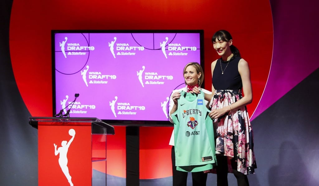 Han Xu (R) of China poses for a photo with WNBA’s Christy Hedgpeth. Photo: Xinhua