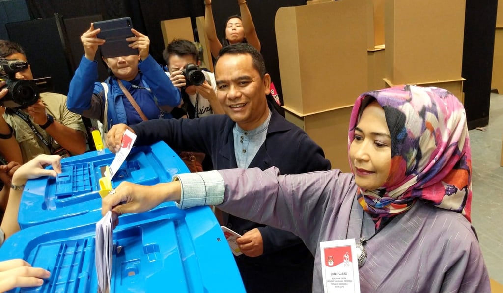 Indonesian consul general Tri Tharyat casts his ballot with his wife on Sunday morning. Photo: Sum Lok-kei Indonesian consul general Tri Tharyat casts his ballot with his wife on Sunday morning. Photo: Sum Lok-kei