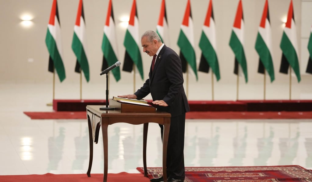 New Palestinian Prime Minister Mohammed Ishtaye takes oath during the swearing-in ceremony of the new government on Saturday. Photo: Xinhua