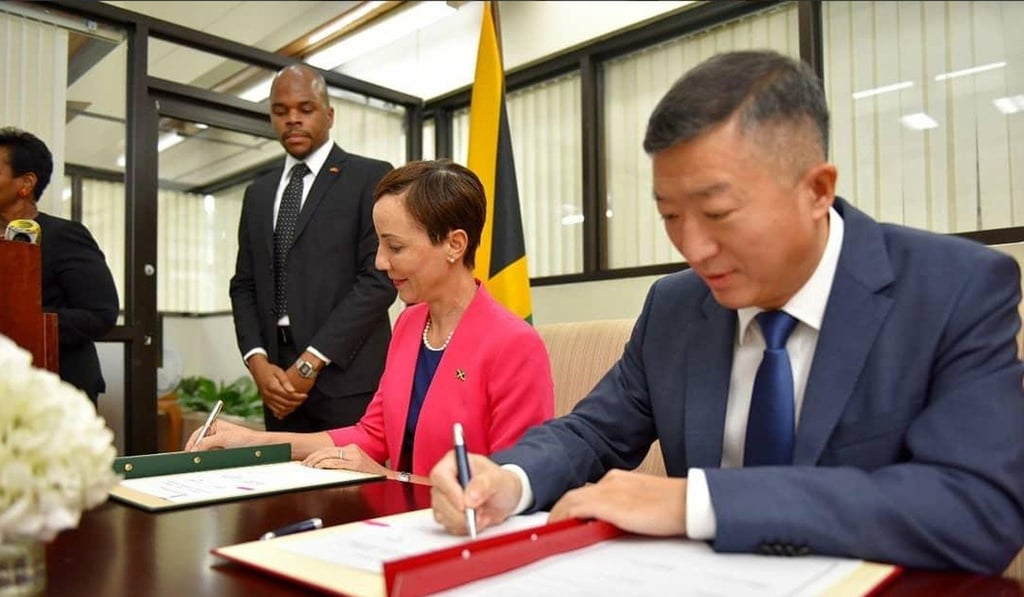 Jamaican Foreign Minister Kamina Johnson-Smith and Chinese ambassador Tian Qi sign the memorandum of understanding on Thursday. Photo: Jamaica’s Ministry of Foreign Affairs and Foreign Trade