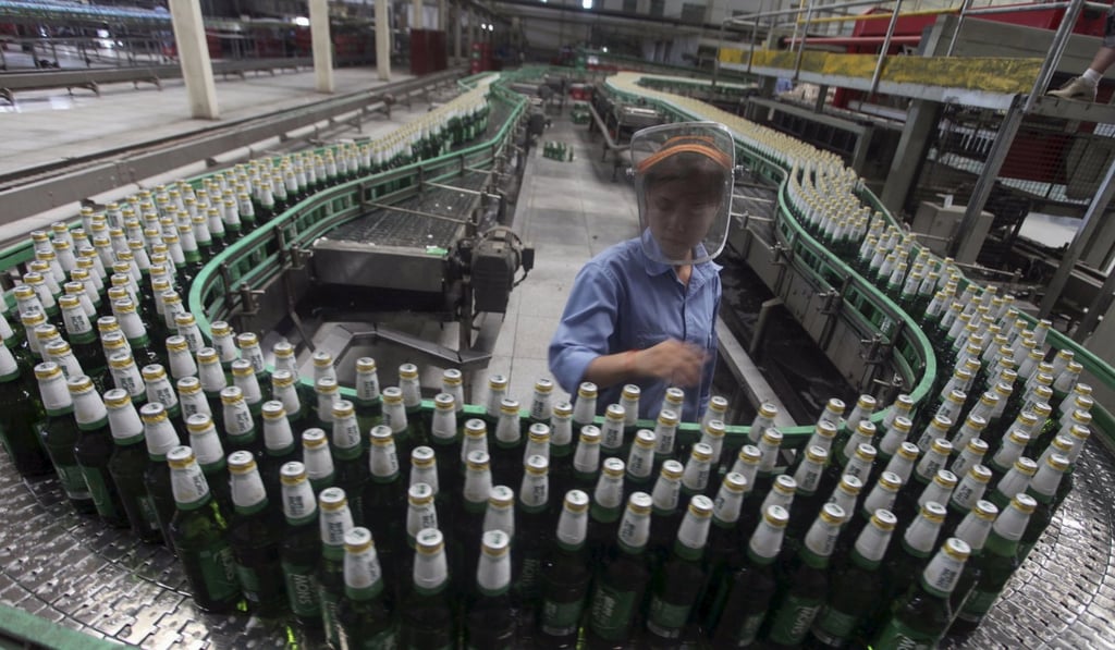 A labourer works at an assembly line in a factory of China Resources’ Snow Breweries, in Lanzhou, Gansu province, in this August 25, 2010 photo. Photo: Reuters