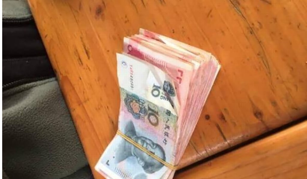 Staff at the Yunnan Wildlife Park collected almost 10,000 yuan in cash. Photo: toutiao Staff at the Yunnan Wildlife Park collected almost 10,000 yuan in cash. Photo: toutiao