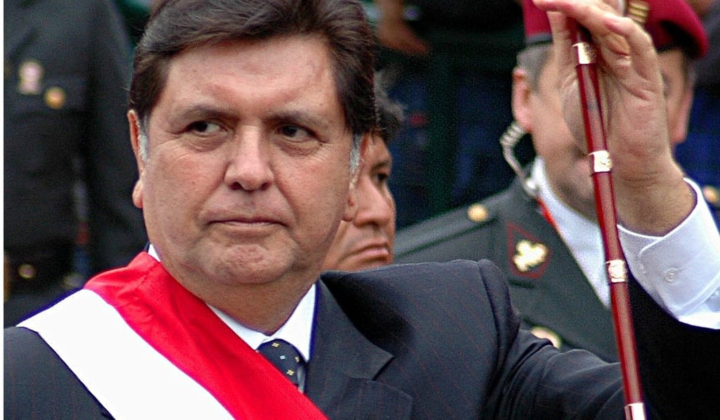 A 2006 photo Alan Garcia greeting the public marking the Independence Day of Peru in Lima. Photo: Xinhua