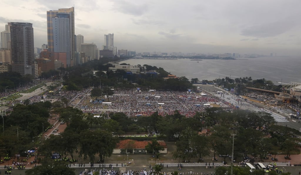 Tens of thousands of the faithful filling up Rizal Park before the mass by Pope Francis in January 18, 2015. Photo: AP