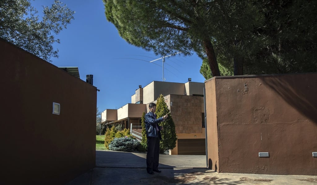 A member of North Korea’s embassy staff tells reporters not to take pictures of the diplomatic building in Madrid, Spain on March 13, 2019. Photo: AP