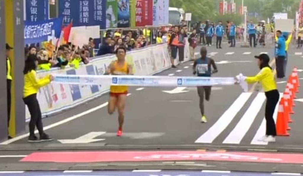 Wu Xiangdong takes the tape to become China’s top finisher at the race. Photo: Sina.com