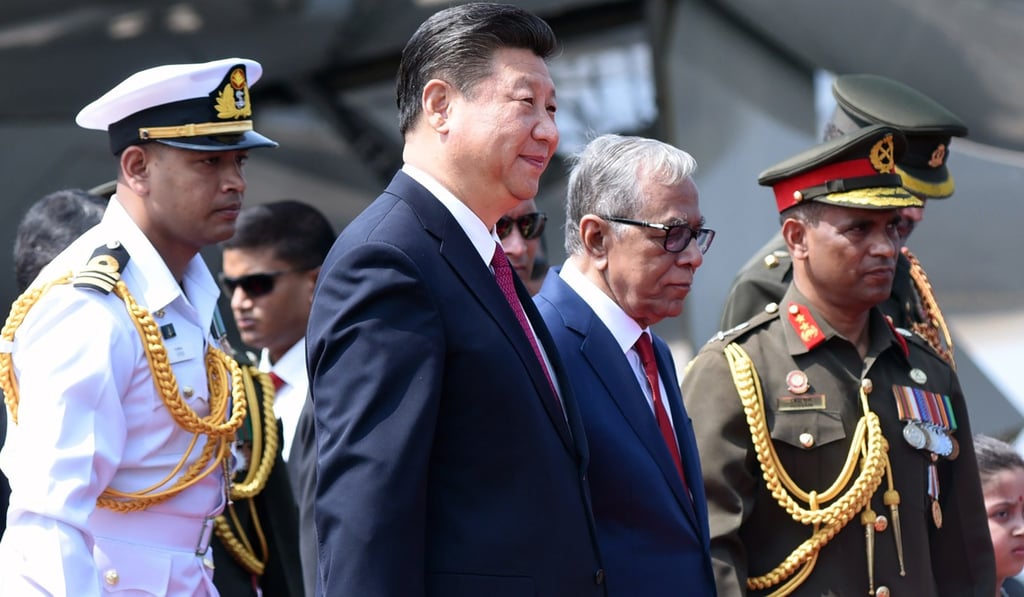 Chinese President Xi Jinping (centre) walks with Bangladesh President Abdul Hamid (centre right) after arriving in Dhaka on October 14, 2016. Photo: AFP