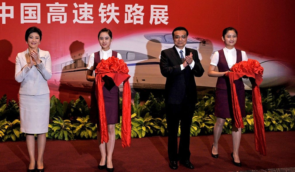 Former Thai prime minister Yingluck Shinawatra (left) and Chinese Premier Li Keqiang at a high-speed railway exhibition in 2013. Photo: AFP