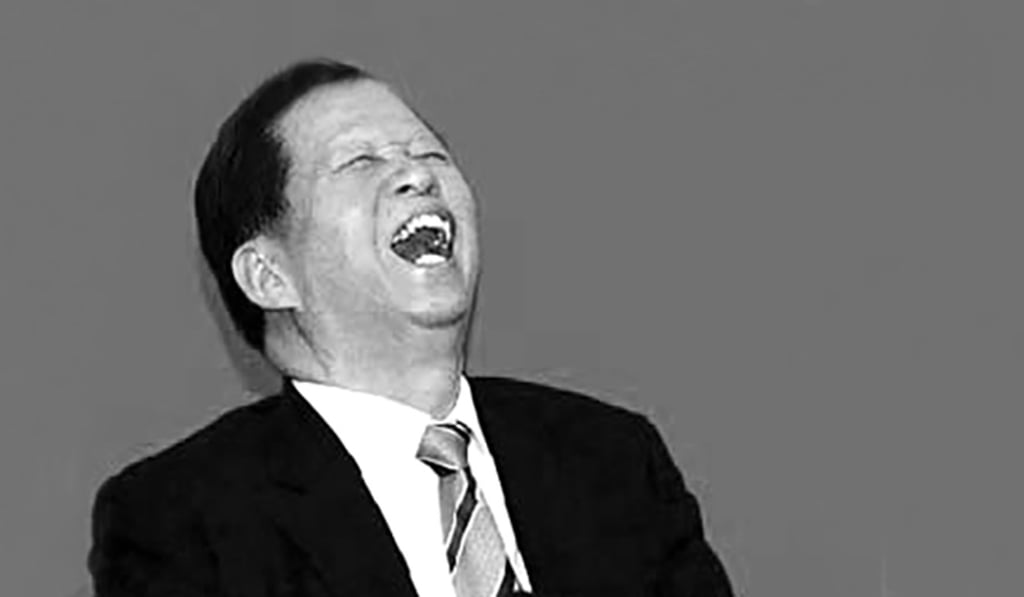 This image of Xiao laughing at the 2008 National People’s Congress has provided a backdrop for people to pay their last respects. Photo: Nanfang Daily This image of Xiao laughing at the 2008 National People’s Congress has provided a backdrop for people to pay their last respects. Photo: Nanfang Daily