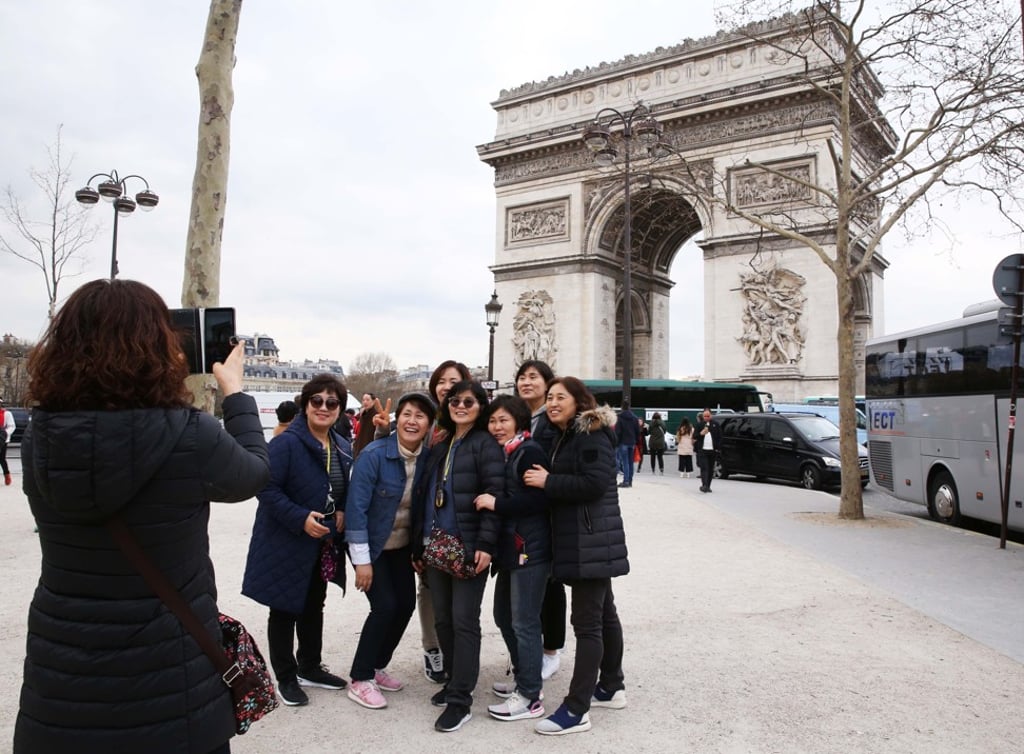 The Arc de Triomphe stands at the western end of the Champs-Élysées, where a Chinese tourist identified only as “Shen” was allegedly robbed on April 1. Photo: Xinhua