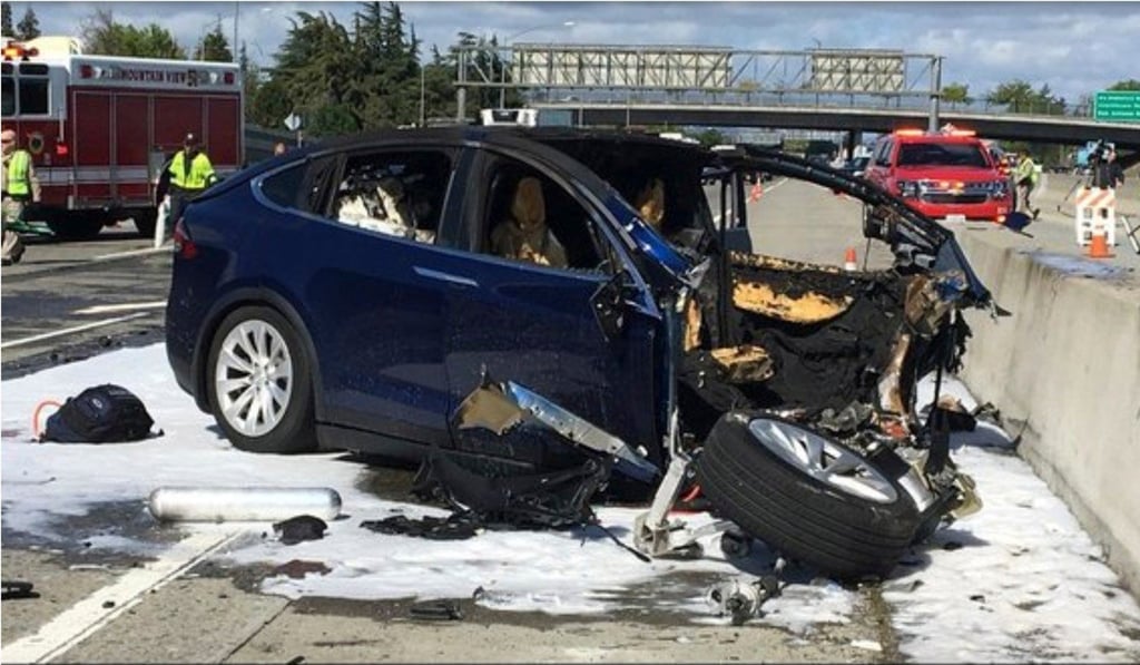 Emergency personnel work at the scene where Walter Huang’s Tesla crashed into a barrier on US Highway 101 in March 2018. Photo: KTVU via AP