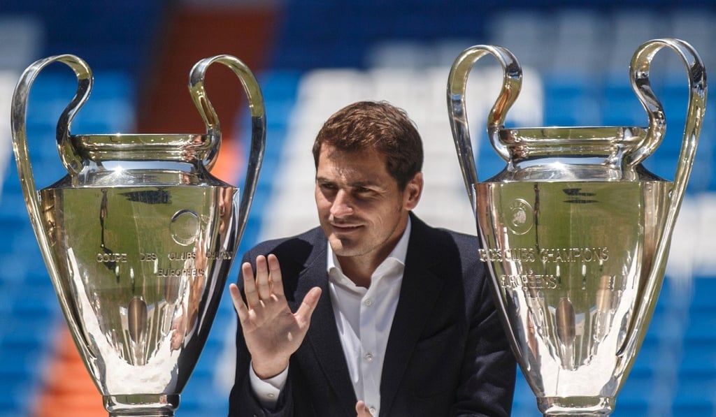 Iker Casillas poses with trophies at a send-off at the Bernabeu Stadium in Madrid, Spain, July 13, 2015. Photo: Reuters