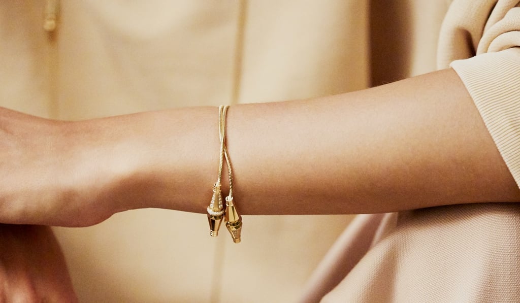 The Jack de Boucheron chain transforms into a bracelet. The Jack de Boucheron chain transforms into a bracelet.