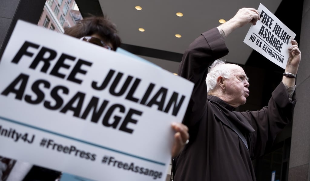 A group gathers for a rally in front of the building in New York that houses the British Consulate to protest extradition proceedings that took place in London against WikiLeaks co-founder Julian Assange. Photo: EPA-EFE