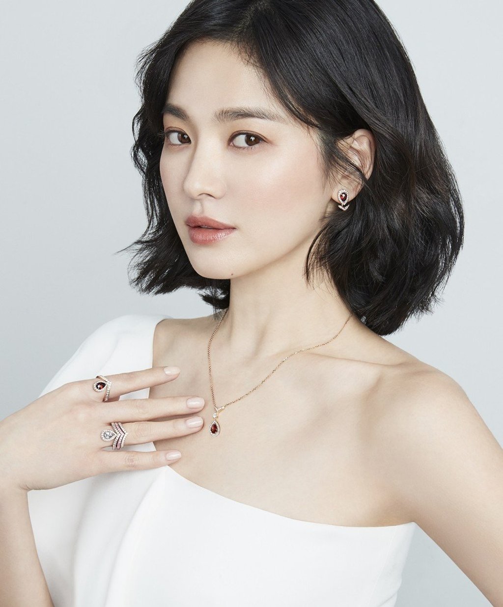 Song Hye-kyo wears pieces from Chaumet’s Joséphine Aigrette collection.