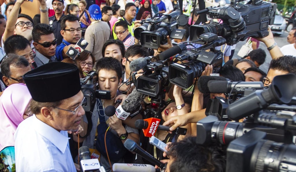 Malaysian opposition leader Anwar Ibrahim speaks with journalists before the 2018 election. Photo: EPA