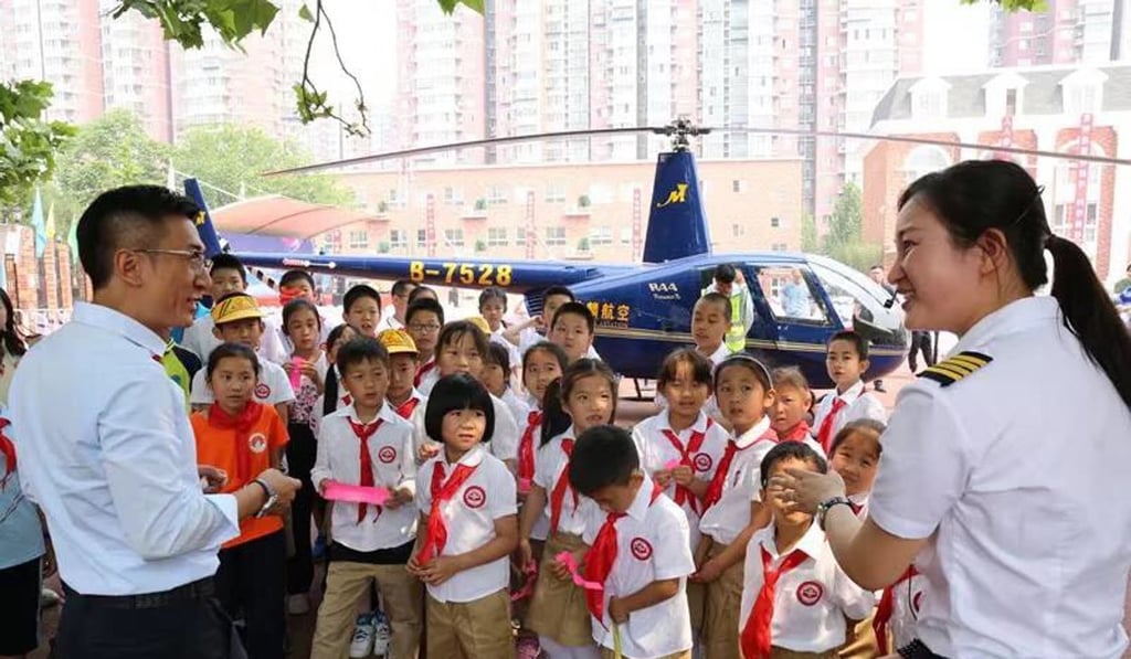 The children were able to enjoy a close-up view of the helicopter. Photo: qq The children were able to enjoy a close-up view of the helicopter. Photo: qq
