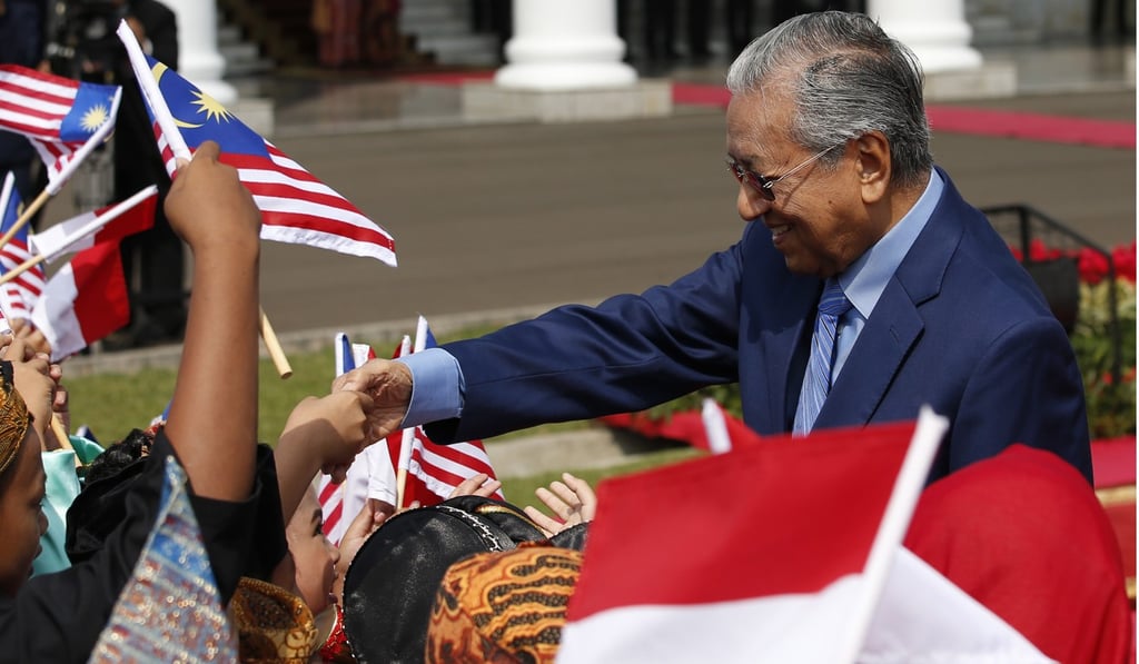 Malaysian Prime Minister Mahathir Mohamad is greeted by schoolchildren. Photo: EPA