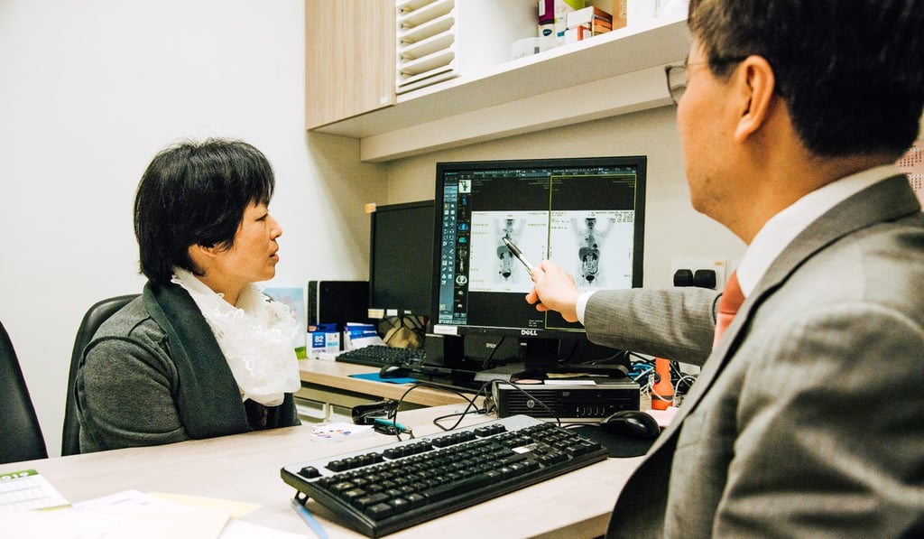 Huang Yiyan (left), who has never smoked, but developed lung cancer because of a gene mutation, discusses her condition with clinical oncologist Dr Au Siu-kie at Hong Kong Adventist Hospital – Stubbs Road. Photo: Akif Hakan Celebi