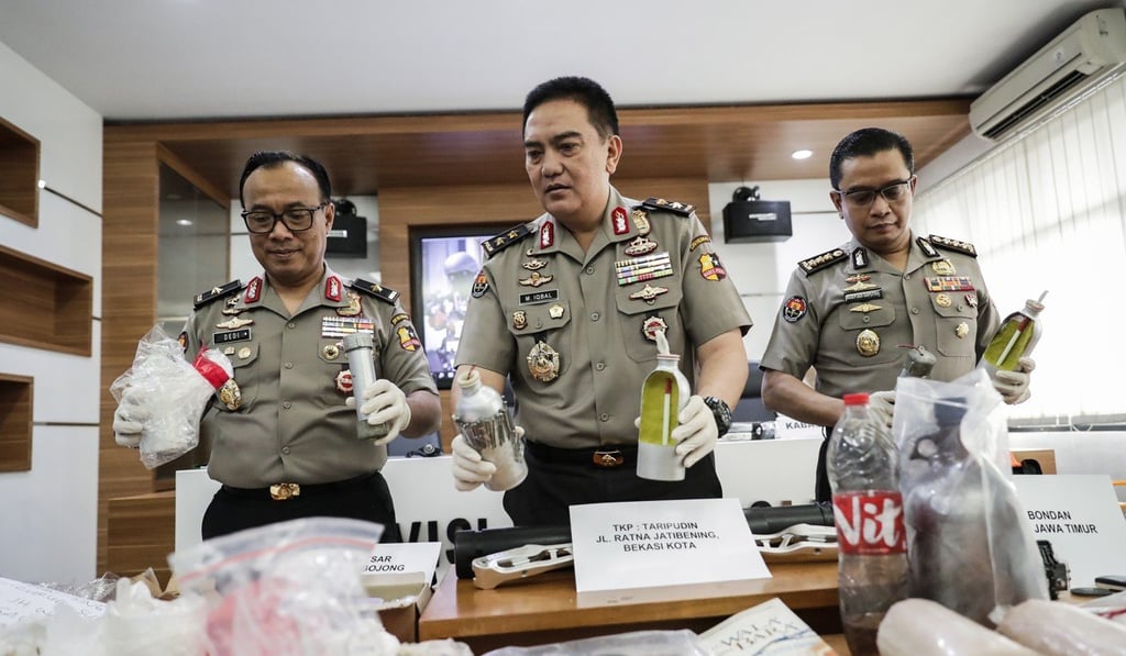 Police officers shows the evidence seized in the arrest of suspected militants during a press conference in Jakarta on May 17. Photo: EPA
