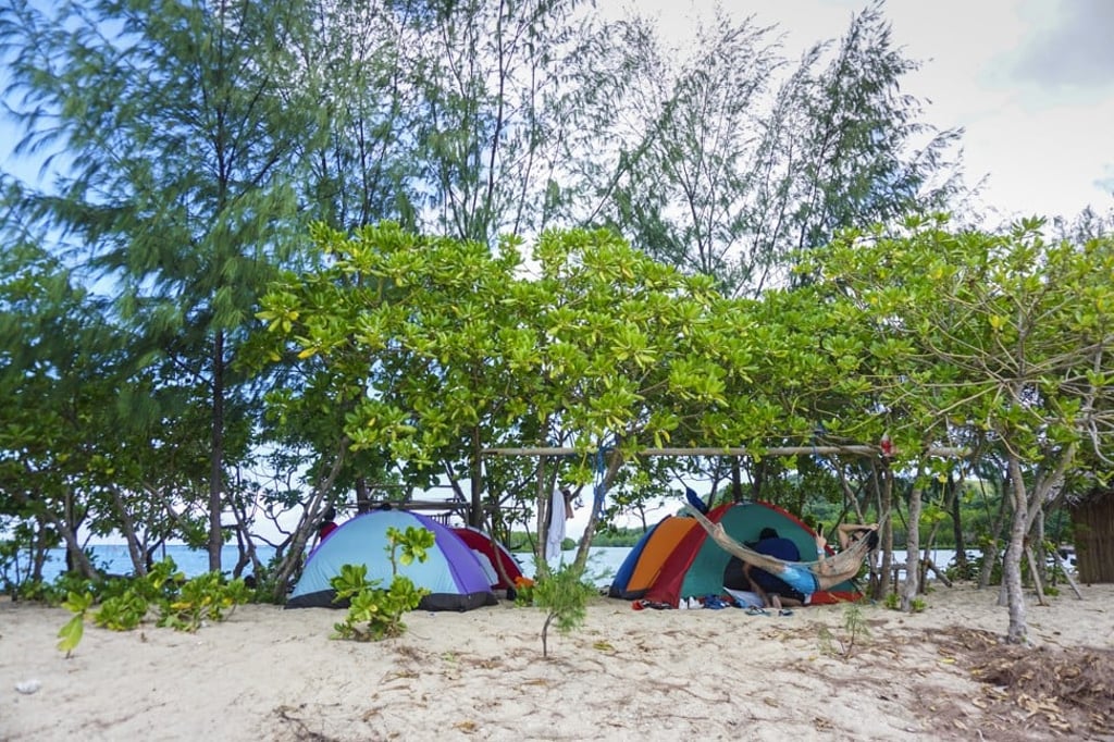 Camping tourists on the sandbar between Apuao Grande and Apuao Pequeña. Photo: AJ Bolando