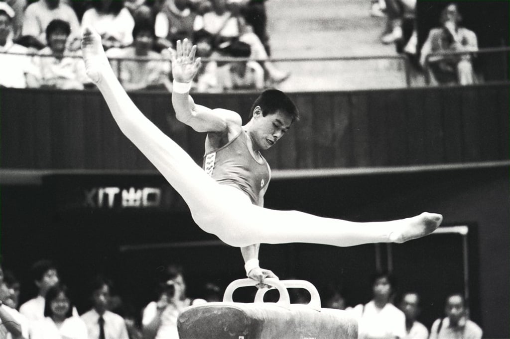 Душтағы жалаңаш семіз әйел