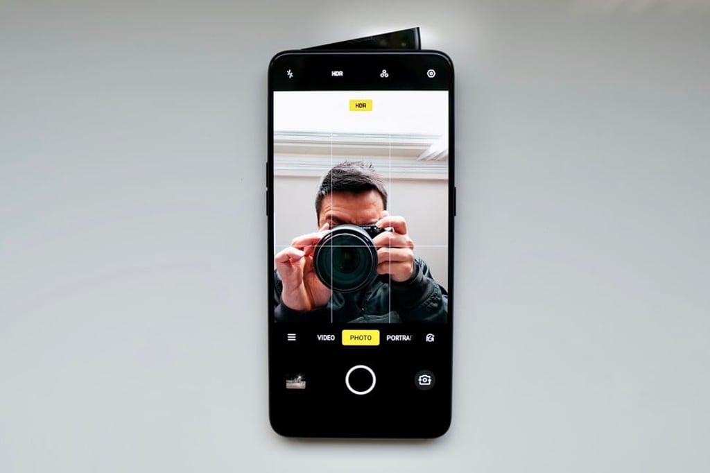 The Oppo Reno 10X Zoom Edition uses an elevating pop-up camera module to avoid needing a notch, a feature dubbed a “shark fin” camera by Chinese media. Photo: Ben Sin