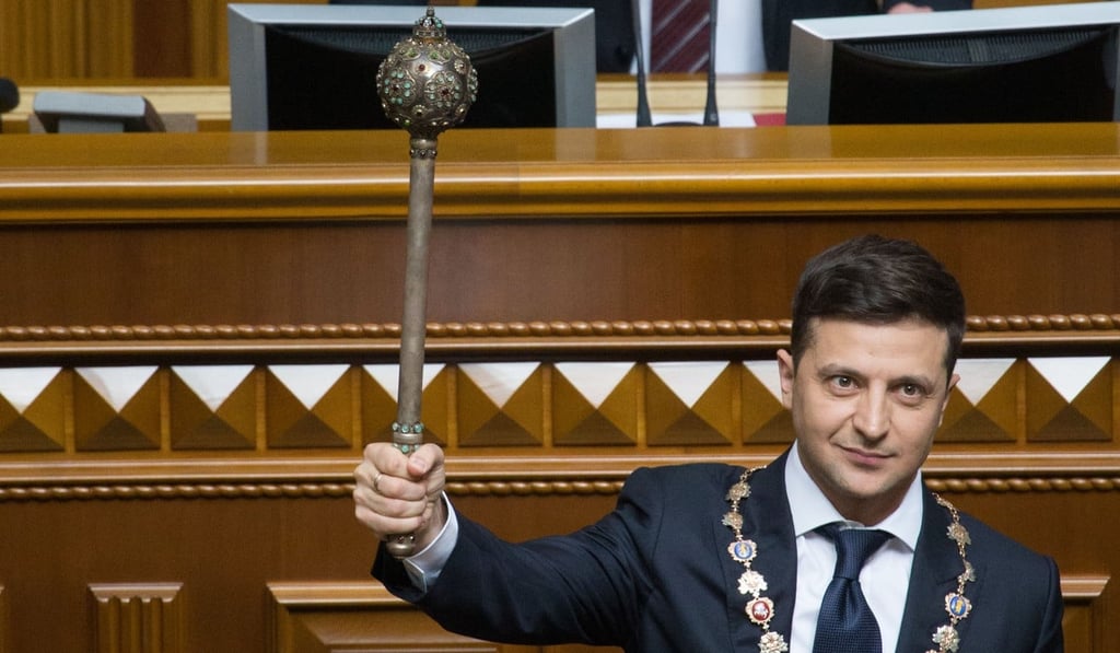 Volodymyr Zelensky holds the mace of the Ukrainian president during his inauguration. Photo: Xinhua