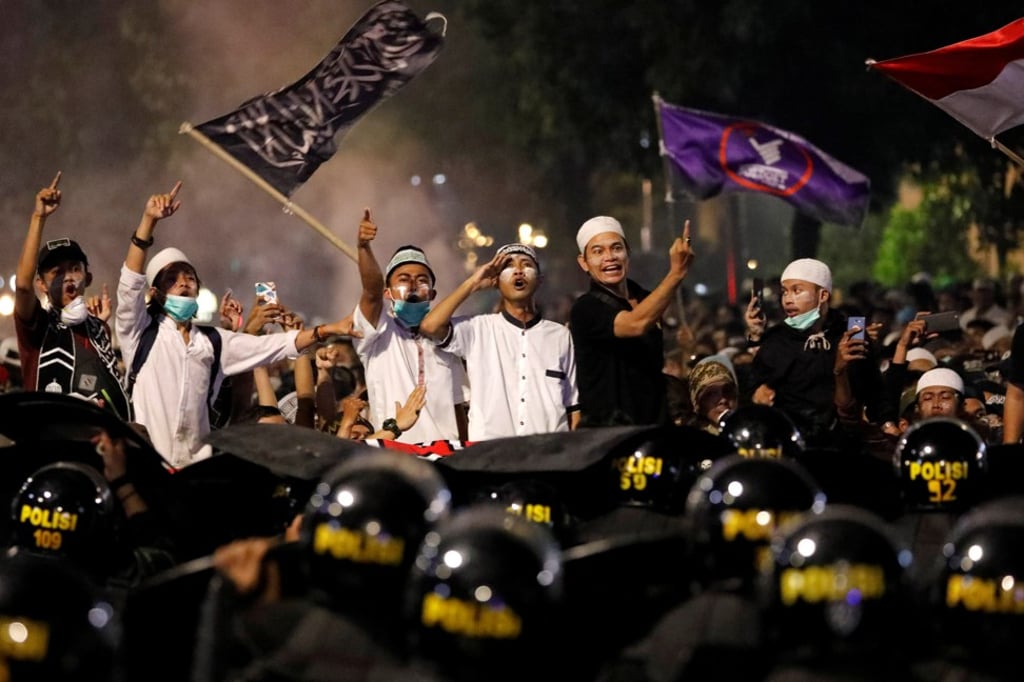 People gather across the Election Supervisory Agency (Bawaslu) headquarters. Photo: Reuters