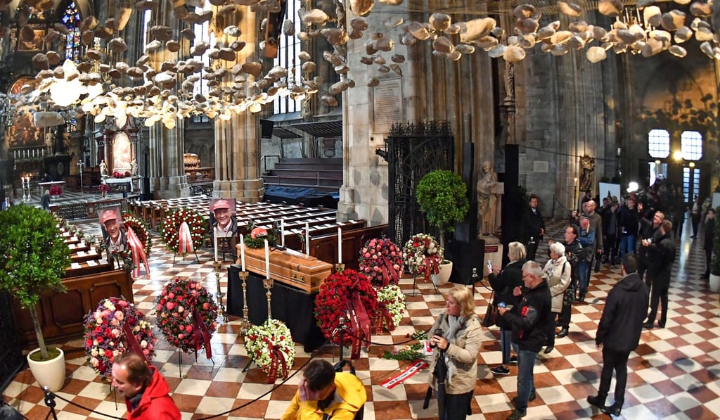 People queue to pay their respects in front of the coffin of NIki Lauda. Photo: AFP