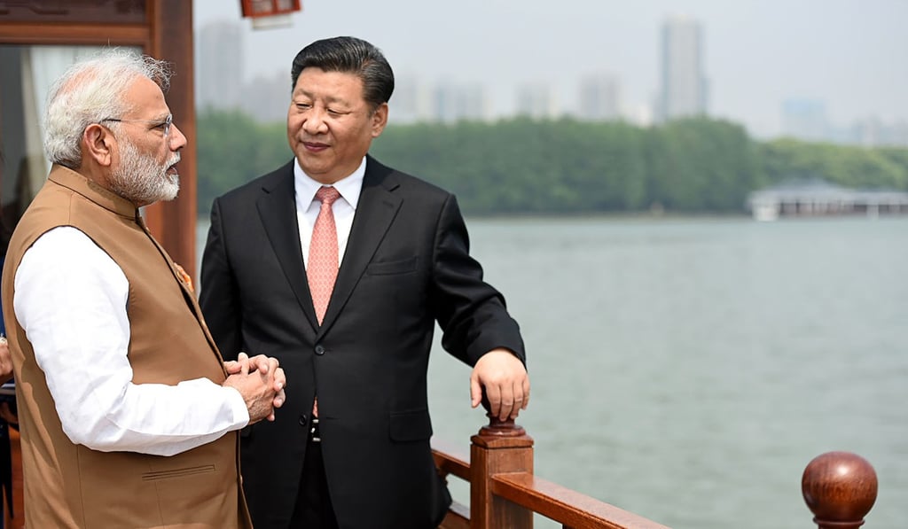 Indian Prime Minister Narendra Modi (left) and Chinese President Xi Jinping chat on a houseboat on the East Lake in Wuhan, China, on April 28, 2018. Photo: AFP