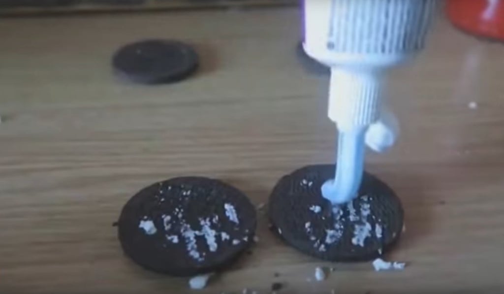 A screen grab from a video, since removed, where Kanghua Ren removes cream from Oreos and replaces it with toothpaste. Photo: YouTube