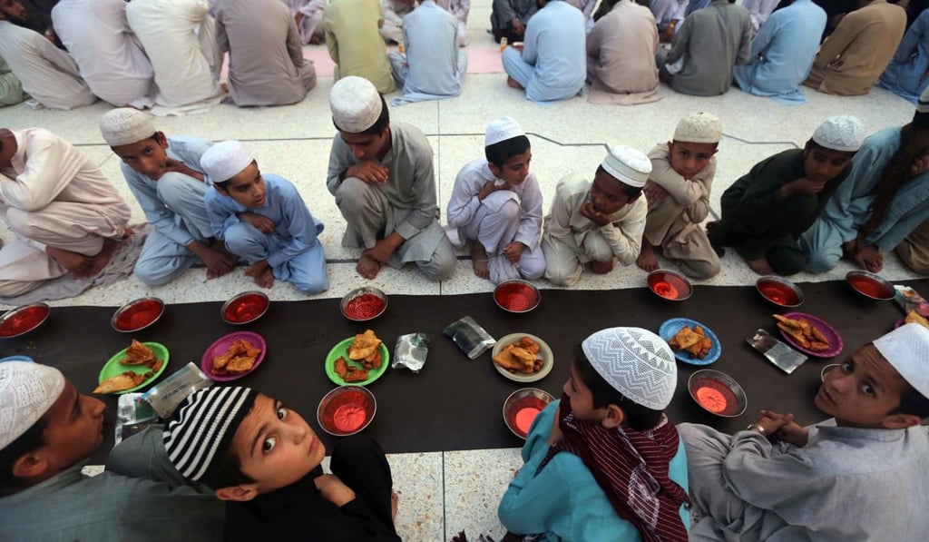 Boys gather to break their fast at a mosque during the Muslim holy month of Ramadan, in Peshawar, Pakistan, on May 6. Photo: EPA-EFE