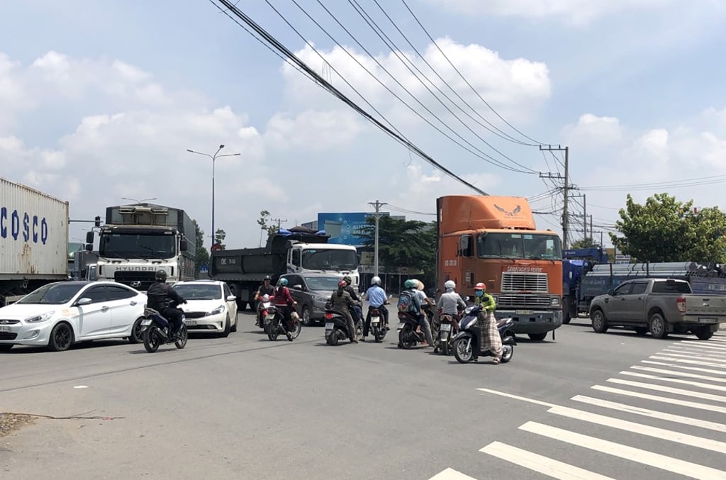 Traffic congestion in Binh Duong, on the only access road to the main port. Photo: Cissy Zhou Traffic congestion in Binh Duong, on the only access road to the main port. Photo: Cissy Zhou