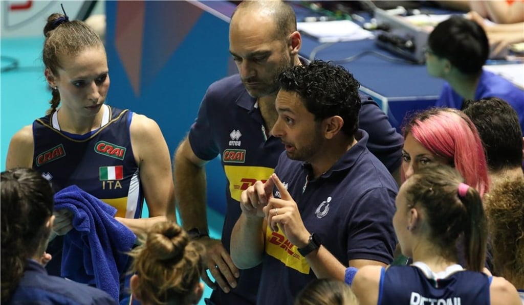 Italy coach Davide Mazzanti with his players. Photo: FIVB Italy coach Davide Mazzanti with his players. Photo: FIVB