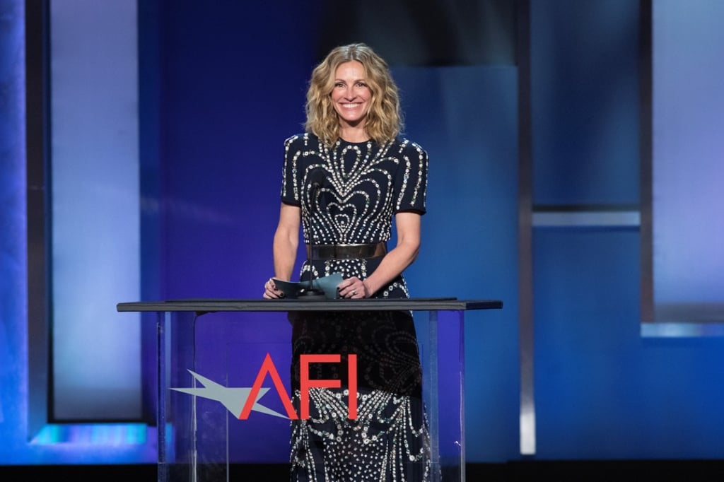 Actress Julia Roberts pays tribute to actor Denzel Washington at the 47th AFI Life Achievement Award gala in Los Angeles, California. Photo: Reuters