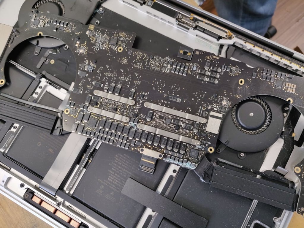 MacBook Pro’s logic board. Photo: Business Insider