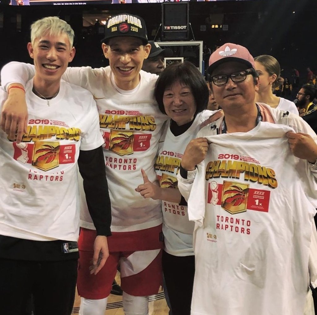 Jeremy Lin celebrates with parents and brother Joseph Lin (left) on the court. Jeremy Lin celebrates with parents and brother Joseph Lin (left) on the court.