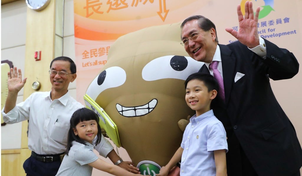 Lam Chiu-ying (left) and Arthur Li release the consultation paper with the help of a couple of youngsters. Photo: Edmond So