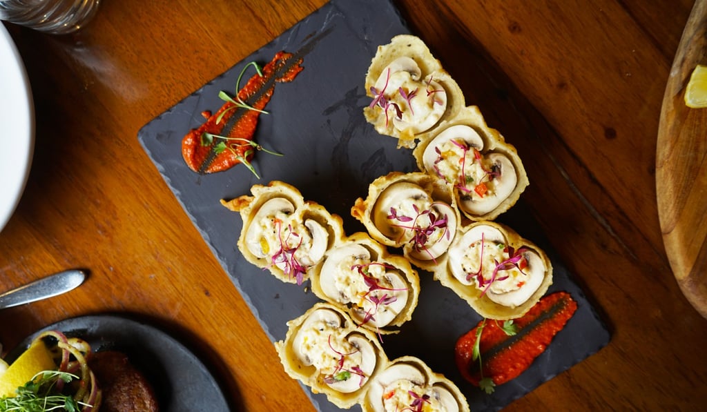 Kurkure khumb – cheese-stuffed button mushrooms served with a tomato chutney.