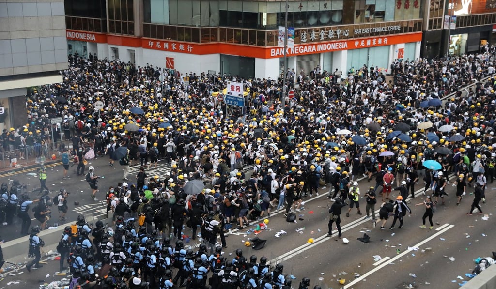 Protesters face off with anti-riot police in Hong Kong on Wednesday. Photo: K.Y. Cheng