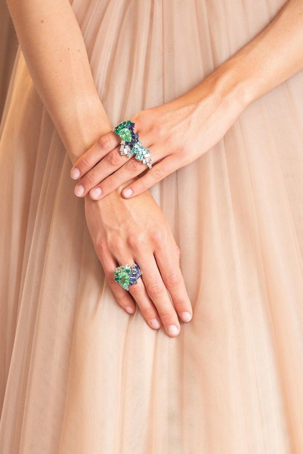 The architectural jewellery pieces burst with colour and brilliance. The architectural jewellery pieces burst with colour and brilliance.