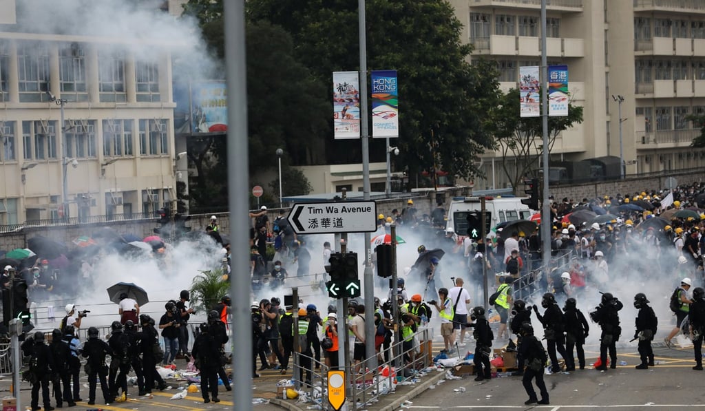 Anti-riot officers use tear gas on Lung Wo Road, Admiralty. Photo: Sam Tsang Anti-riot officers use tear gas on Lung Wo Road, Admiralty. Photo: Sam Tsang