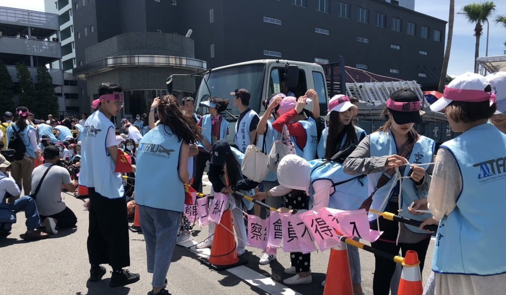 Cabin crew picket the airline’s headquarters in Taipei on Friday. Photo: CNA Cabin crew picket the airline’s headquarters in Taipei on Friday. Photo: CNA