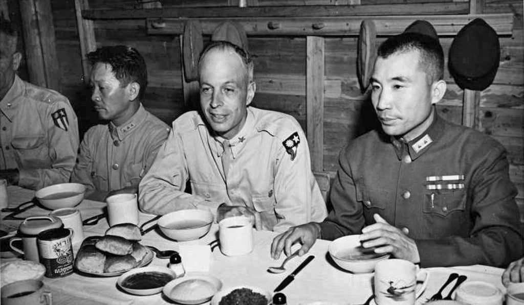 Wang Yaowu (right) shares a meal with unidentified Chinese and American officers after their victory over the Japanese in 1945. Photo: Handout
