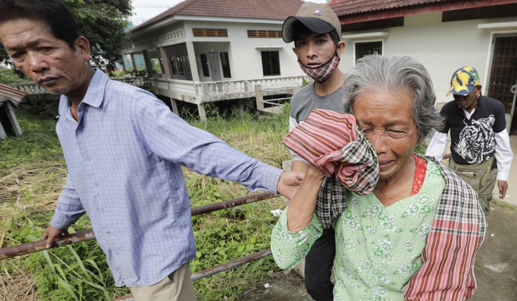A woman sobs after losing her niece in the building collapse. Photo: EPA-EFE