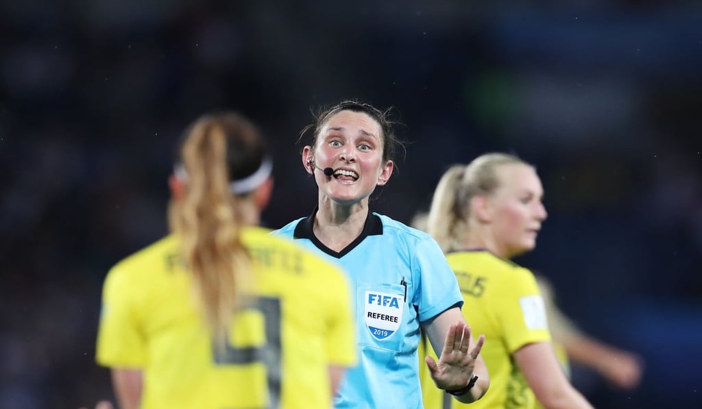 Kosovare Asllani (left) of Sweden argues with Australian referee Kate Jacewicz. Photo: Xinhua