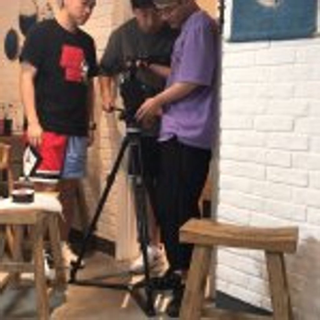 Wang Shipeng shows a picture of a camera crew. Photo: Weibo