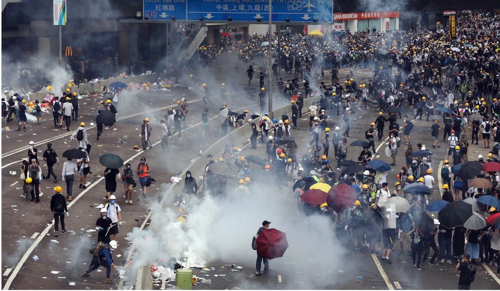 Hong Kong police put 5,000 riot-squad officers on standby in preparation for any clashes with protesters on Monday. Photo: Sam Tsang